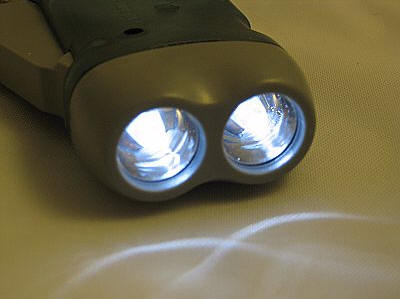 brando hand pressing flashlight4